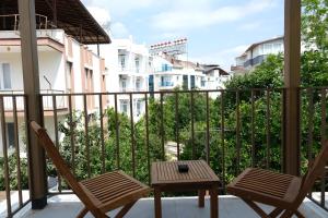d'un balcon avec deux chaises et une table. dans l'établissement Babil Hotel, à Antalya
