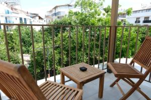 d'un balcon avec deux chaises, une table et une clôture. dans l'établissement Babil Hotel, à Antalya
