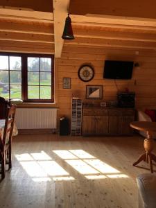 TV a/nebo společenská místnost v ubytování Chata Drapula - Gospodarstwo Agroturystyczne - Apartament na wyłączność z widokiem na góry i aneksem kuchennym