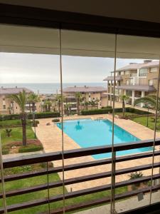 vue d'une piscine depuis un balcon dans l'établissement Plage des nations, à Sale