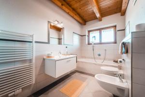 W łazience znajduje się umywalka, toaleta i prysznic. w obiekcie Almresidenz Unterrain zum Hartl -1 km BY CAR DISTANCE SKI SLOPES KRONPLATZ w mieście Valdaora