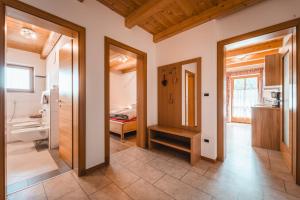 een badkamer met een wastafel en een toilet in een kamer bij Almresidenz Unterrain zum Hartl -1 km BY CAR DISTANCE SKI SLOPES KRONPLATZ in Valdaora