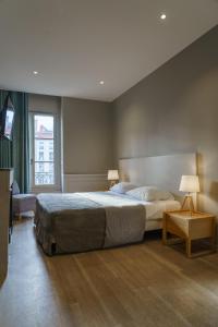 מיטה או מיטות בחדר ב-Hotel du Théatre