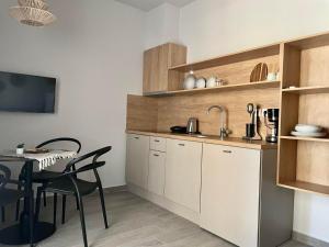 Kuchyň nebo kuchyňský kout v ubytování Αura Luxury Apartments
