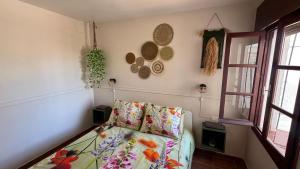 ein Schlafzimmer mit einem Bett und einem Fenster in der Unterkunft La Casa Chica in La Cala de Mijas + 20 Fotos