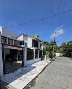 an empty street in front of a house at Apartamentos miss vera 2 in San Andrés