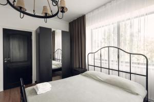 Postel nebo postele na pokoji v ubytování BOROVOE Country Club