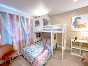 a childs bedroom with a bunk bed and a desk at Disneyland Vineyard Villa 6Bed 4Bath Game in Anaheim