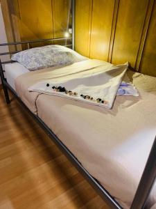 un letto con un cuscino con perline sopra di Corujinha Hostel a Lisbona