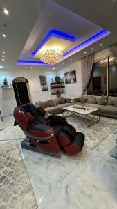 uma grande sala de estar com um sofá e uma mesa em بيت النرجس الخاص em Riyadh