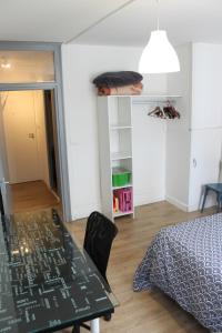 ブザンソンにあるAPPARTEMENT CENTRE HISTORIQUEのテーブルのある部屋とベッドのある寝室