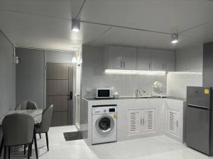 Η κουζίνα ή μικρή κουζίνα στο Impact Donmuang Popular Condo C5