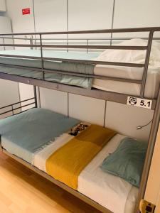 Tempat tidur susun dalam kamar di Corujinha Hostel