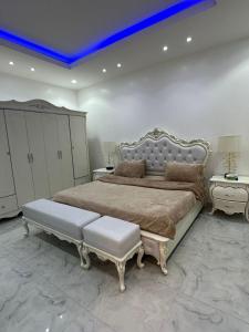 duża sypialnia z dużym łóżkiem i niebieskim sufitem w obiekcie بيت النرجس الخاص w Rijadzie