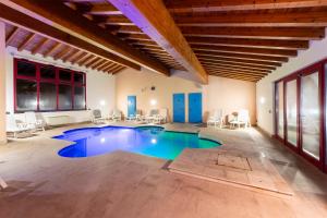 Bazén v ubytování Hotel Vecchio Casello nebo v jeho okolí