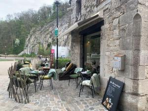 un restaurante con mesas y sillas fuera de un edificio en Barbuy - Natuurhuisje in Durbuy - Bar - Zwem - Ontspan, en Durbuy