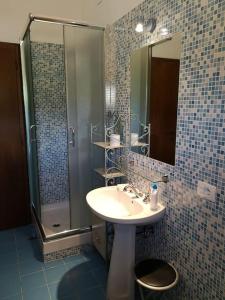 un bagno con lavandino e doccia di Il Ponticello Cortona a Cortona Altre 30 foto