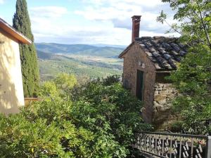 una vecchia casa in pietra con vista sulle montagne di Il Ponticello Cortona a Cortona