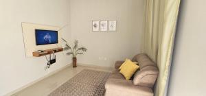 een woonkamer met een bank en een televisie bij Casa Duplex Alegria - Ar e Garagem Privativa in Bom Jesus da Lapa
