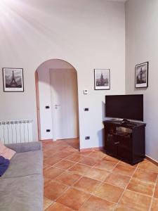 a living room with a couch and a flat screen tv at Apartment Roma Tor Vergata con Giardino in Rome