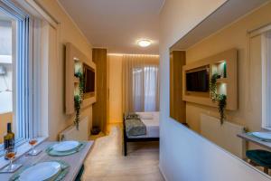Upper Samitos Rooms في Áyios Andónios: غرفة مع طاولة وغرفة مع سرير