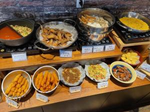 una exposición de diferentes tipos de alimentos en tazones en APA Hotel Nagoya Sakae Kita, en Nagoya