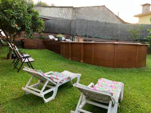 ギマランイスにあるBergui Guesthouse - Em Guimarães desde 2017の庭の芝生に座る椅子2脚
