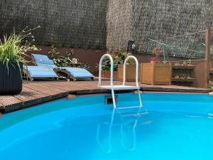 een zwembad met 2 ligstoelen ernaast bij Bergui Guesthouse - Em Guimarães desde 2017 in Guimarães