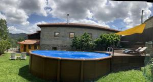 ギマランイスにあるBergui Guesthouse - Em Guimarães desde 2017の家庭の大きなスイミングプール
