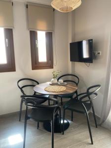 TV a/nebo společenská místnost v ubytování Αura Luxury Apartments