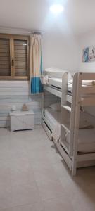 サンタ・マリア・ナヴァッレゼにあるCasa vacanze Ponenteの二段ベッド2組が備わる客室です。