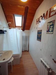 a small bathroom with a sink and a toilet at Apartamento La Buhardilla del Boscache in San Juan de Plan