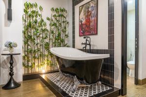 y baño con bañera y plantas. en Le's home boutique homestay in the center Hanoi Old quarter, en Hanói 58 fotos más