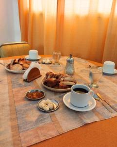 einen Tisch mit Brot und einer Tasse Kaffee in der Unterkunft Hotel Cervantes in Termas de Río Hondo