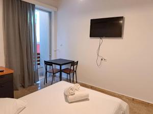 Μια τηλεόραση ή/και κέντρο ψυχαγωγίας στο Mini Suite 5