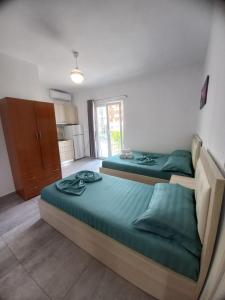 1 dormitorio con 2 camas en una habitación en Vila Manuel, en Shëngjin