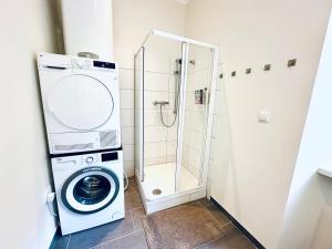 bagno con lavatrice e doccia di Book-A-Room Salzburg Apartment 31-A a Salisburgo