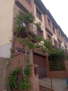 a brick building with a tree on the side of it at Casa La Parra en Teruel in Villastar