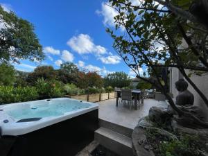 a jacuzzi tub in a yard with a patio at Le Val d'escure in Saint-Raphaël