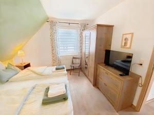 Et tv og/eller underholdning på Seeurlaub Müritz - Haus Kranichflug, nur 200m zur Müritz