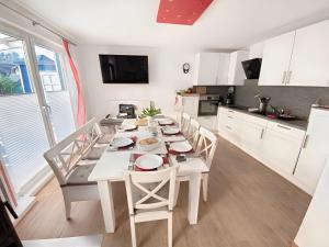 Køkken eller tekøkken på Seeurlaub Müritz - Haus Kranichflug, nur 200m zur Müritz