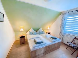 En eller flere senge i et værelse på Seeurlaub Müritz - Haus Kranichflug, nur 200m zur Müritz