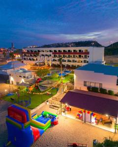 uma vista para um parque infantil com um parque de diversões à noite em Sawari Hotel em San Carlos