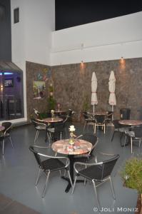 Un restaurante o sitio para comer en Prassa 3 Boutique Hotel