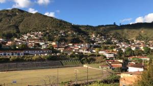 uma cidade numa colina com um campo de ténis em Acapela Hospedagem em Ouro Preto
