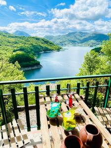 una mesa de picnic con vistas al lago en Lovely Turano, en Valle Verde