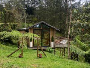 una pequeña casa en medio de un bosque en Rùstico Glamping en Santa Elena