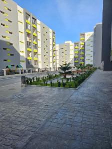 a row of tall apartment buildings with a courtyard at Appartement reaprom in Mostaganem