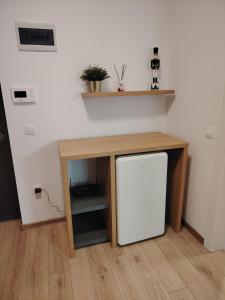a desk with a white door in a room at Milan Luxury Apartaments I-Maurer Residence Târgu Mureș in Târgu-Mureş +1 photo