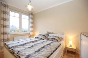 a bedroom with a bed and a window at Ostseeliebe - Sünnenkieker WE7, Beckerwitz in Beckerwitz